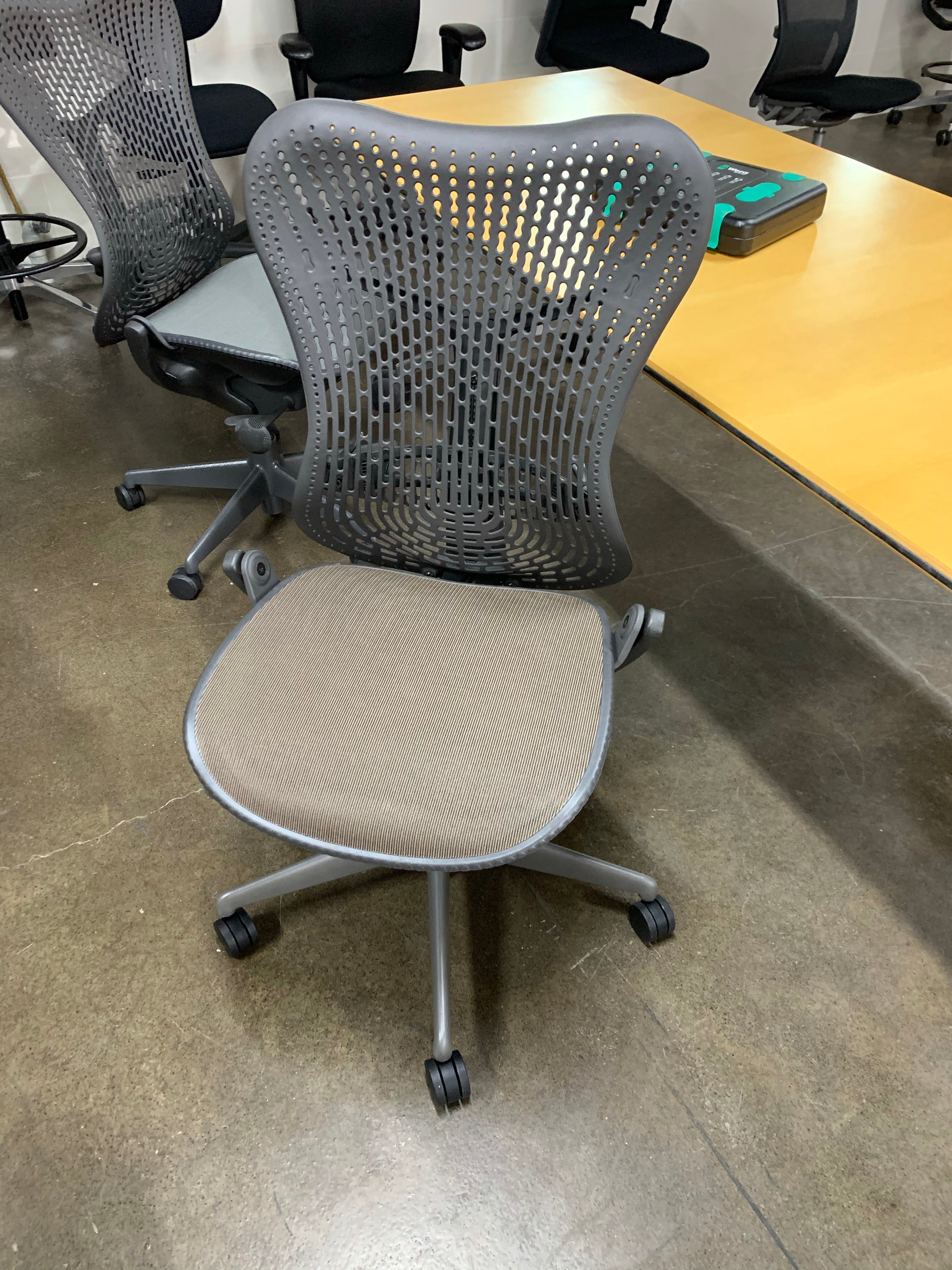 Herman miller deals mirra v1